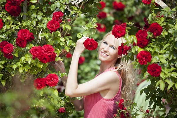 Frau mit Rosen