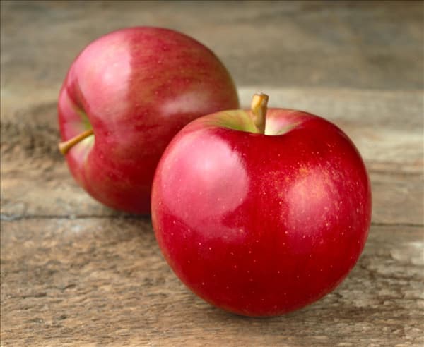 Malus domestica Idared auf Holzbrett