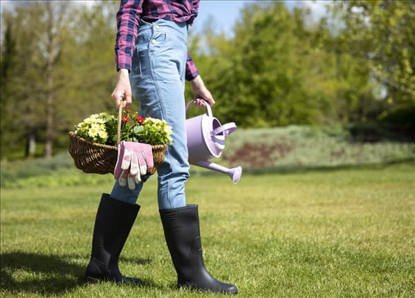 Frau bei der Gartenarbeit
