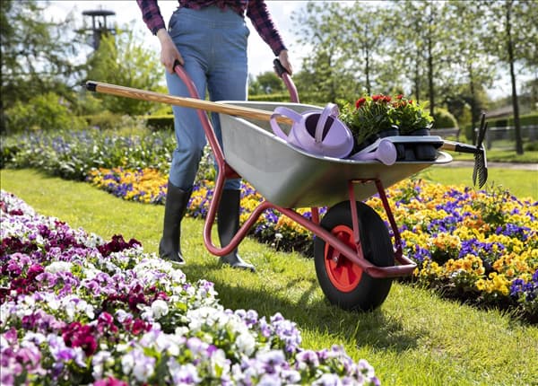 Frau bei der Gartenarbeit